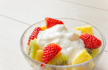 Yogurt and fruit in a glass bowl. Yogurt, fruit, vitamins, nutrients, breakfast, dessert, etc.　 ガラスの器に入ったヨーグルトとフルーツ。ヨーグルト、フルーツ、ビタミン、栄養素、朝食、デザートなど