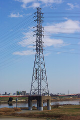 鉄塔と川