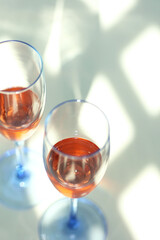 グラスに注がれたロゼワイン、光と影