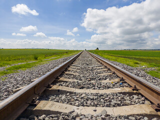 Vias de tren en el campo