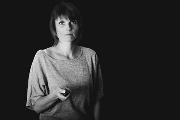 Stille Kontrolle: Frau mit Fernbedienung in Schwarz-Weiß