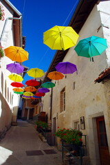 parapluies colorés dans le village