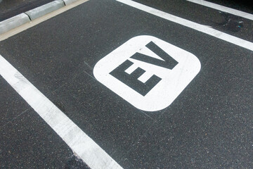 電気自動車専用の駐車場。
