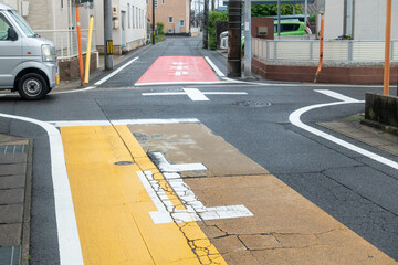 狭い道の交差点の写真。
