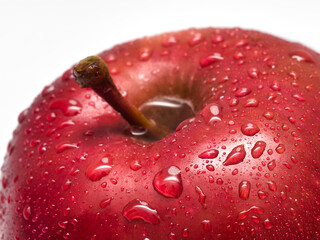 Manzana sobre fondo blanco con gotas de agua