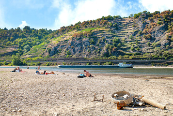 Rhein Niedrigwasser zwischen Kaub und St. Goarshausen