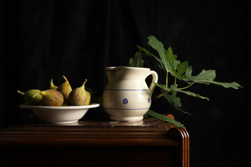 Composizione con fichi, still life su fondo nero