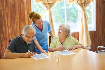 Geriatric nurse helps senior couple solve the puzzle