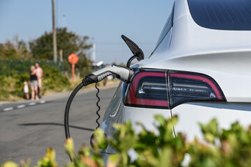 voiture recharge charge borne station batterie electrique auto 