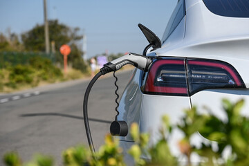 voiture recharge charge borne station batterie electrique auto 