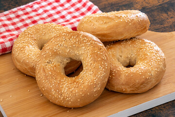 pain bagel en gros plan sur une table