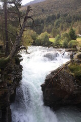 Fototapeta na wymiar De turismo por las carreteras noruegas, entre cascadas y fiordos.