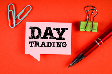 DAY TRADING. Pink speech bubble with text on orange background
