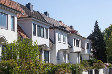 Fototapeta na wymiar Weiße Reihenhäuser, Wohngebäude, Bremerhaven, Deutschland