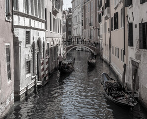 Schwarzweiß Bild von einer Gasse in Venedig