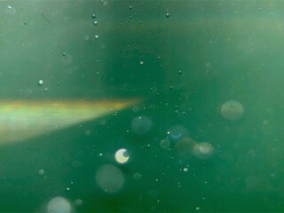 Fototapeta premium Fotografía de arte abstracto del fondo del mar con burbujas y rayos de sol