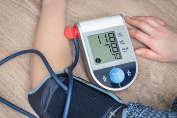 Blood pressure monitor with normal pressure level on screen