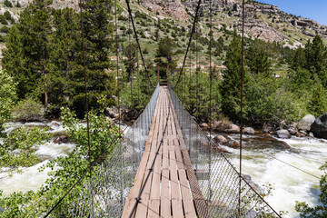 Suspension bridge over the Middle Popo Agie River at Sinks Canyon, Lander, Wyoming, USA © Jürgen Bochynek