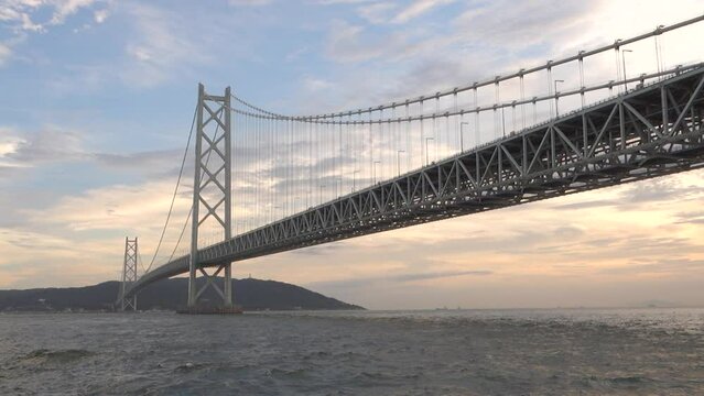 兵庫県の明石海峡大橋と海辺の夕景