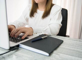 Mujer trabajando con tecnologias.
