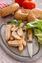 morceaux de filet de poulet rôti sur une planche à découper