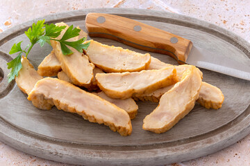 morceaux de filet de poulet rôti sur une planche à découper