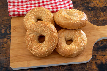 pain bagel en gros plan sur une table