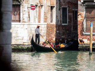 Fototapeta na wymiar Gondelfahrer, Gondoliere in Venedig 