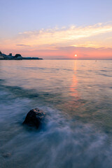Obraz premium 夕日と波