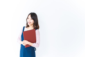 エプロンを着た家事代行の若い女性