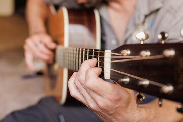 Fototapeta premium Tocando la guitarra acústica