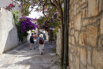 Fototapeta na wymiar Familie macht einen Spaziergang in der Altstadt von Primosten in Kroatien