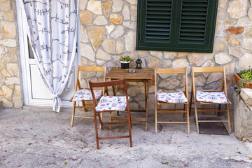 Tisch und Stühle in der Stadt in Kroatien