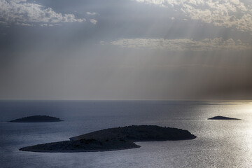 unbewohnte, unbekannte Insel im Mittelmeer