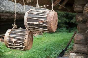 ręcznie wykonane bębny, instrumenty