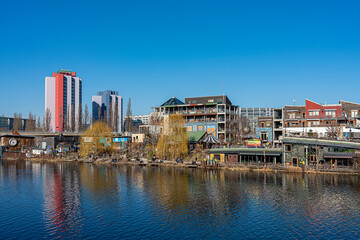 Obraz premium Architektur an der Spree in der Nähe der Jannowitzbrücke, Berlin, Deutschland