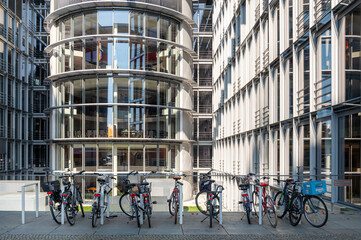 Fahrräder parken vor den Büros am Paul-Löbe-Haus, Berlin, Deutschland