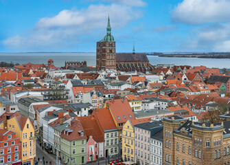Fototapeta na wymiar Blick von der Evangelischen Pfarrkirche Sankt Marien auf die Altstadt von Stralsund, Deutschland