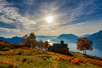 Obraz premium Backlit panorama on Lake Como