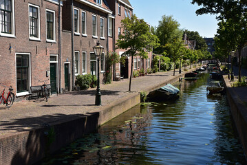 Petit canal en été à Leiden. Pays-Bas