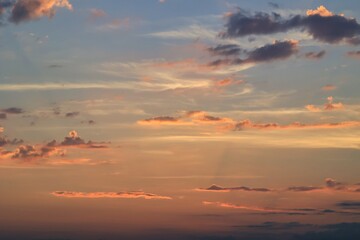 オレンジ色に染まる綺麗な夕焼け空