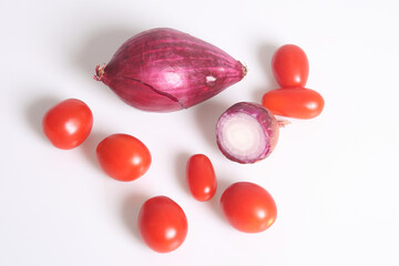 cipolla di tropea e pomodoro su sfondo bianco