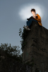 chica leyendo un libro en la naturaleza