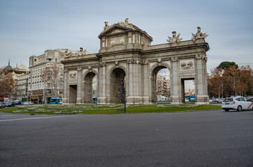 Fototapeta na wymiar roundabout triumph arch in madrid spain europe