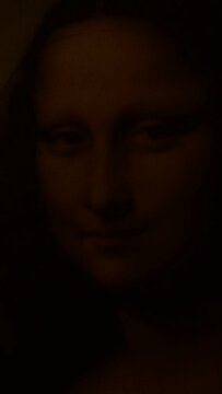 Face of Gioconda o Mona Lisa illuminated, fade in and out. Vertical. 4K