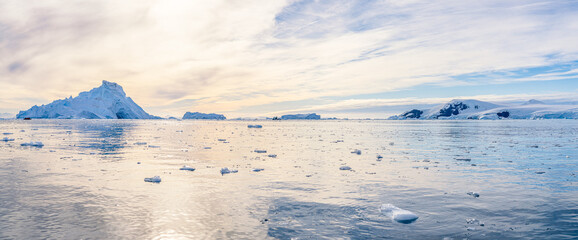 antarktische Eisberg Landschaft in der Cierva Cove - ein tiefer Meeresarm an der Westseite der Antarktischen Halbinsel, umringt voin der Cierva-Bucht im San Martín-Land auf der Antarktischen Halbinsel - obrazy, fototapety, plakaty
