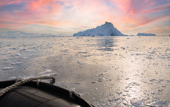 antarktische Eisberg Landschaft in der Cierva Cove - ein tiefer Meeresarm an der Westseite der Antarktischen Halbinsel, umringt voin der Cierva-Bucht im San Martín-Land auf der Antarktischen Halbinsel