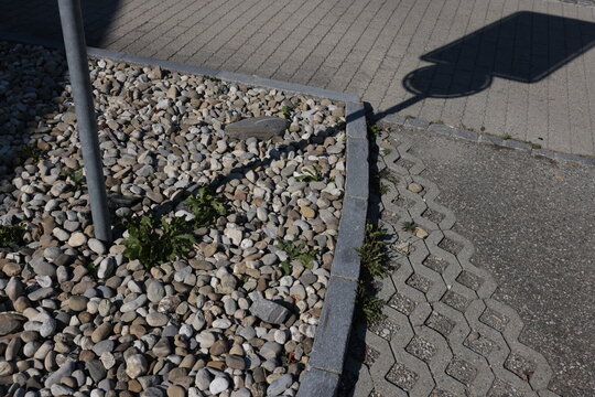 schatten strassenschild randstein rasenstein strassenrand kieselsteine