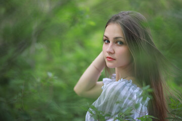Naklejka premium A girl in a spring green park