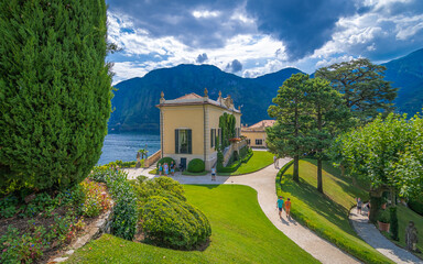 Vue sur le parc de la Villa Balbaniello, Lenno, lac de Côme, Italie
